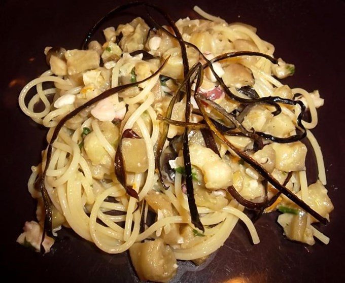 Pasta con melanzane polpo e pesto agrumato